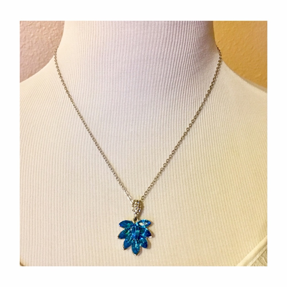 🆕 Blue Leaf Crystal Pendant Necklace